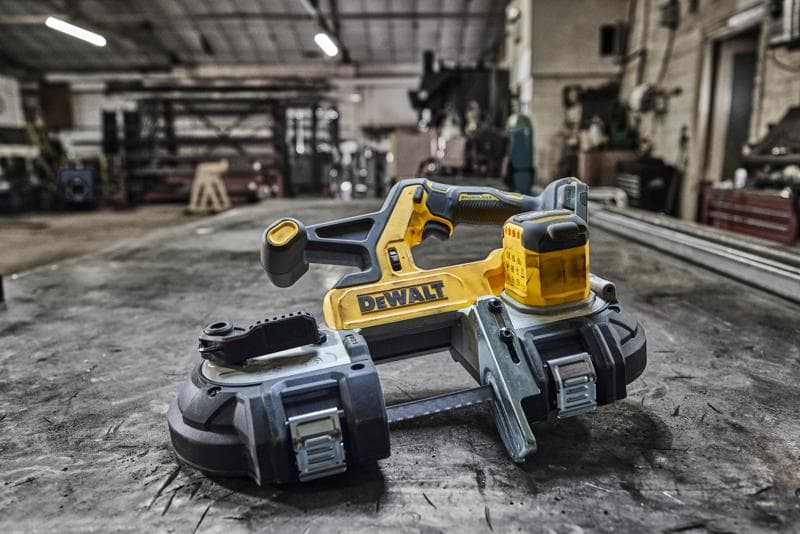 DEWALT draadloze lintzaag op een werkbank in een industriële werkplaats.